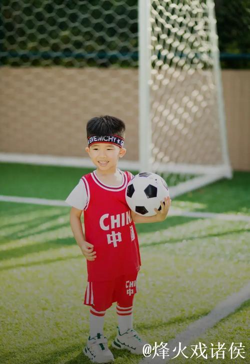 7岁中国男孩留洋半年踢出职业范儿 7岁中国男孩留洋半年踢出职业范儿